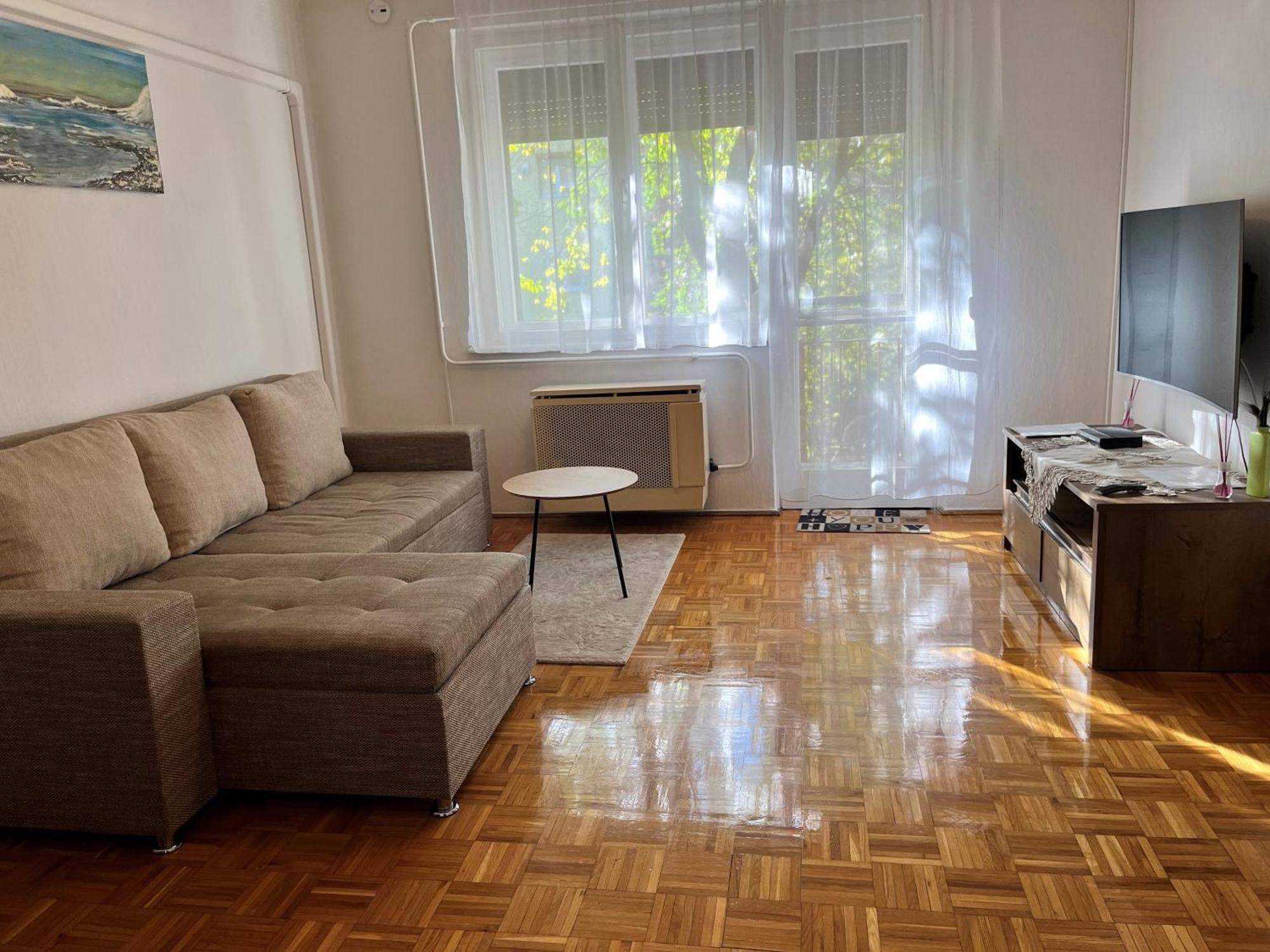 Karman Apartman - 2 Bedroom Entire Flat In The Center ยาสซ์แบร์รีนย์ ภายนอก รูปภาพ